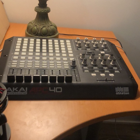 Musical Instrument: AKAI Professional Series - APC 40 Ableton Controller - MIDI - Picture 2 of 3